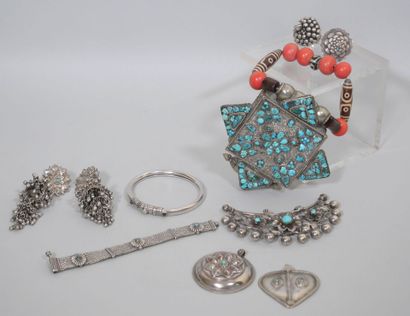 TIBET ou NEPAL
Ensemble de bijoux en divers...
