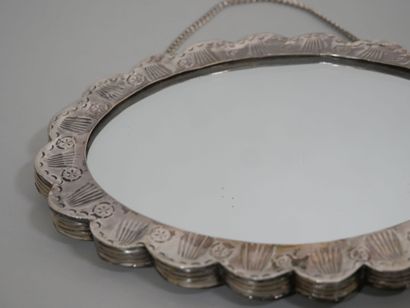 INDE
Petit miroir de forme ovale à contours...