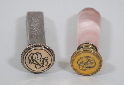 Ensemble comprenant :
- Un cachet en quartz...