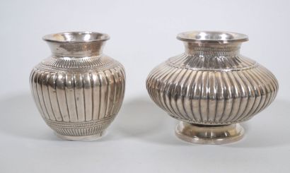 Ensemble comprenant deux vases de formes...