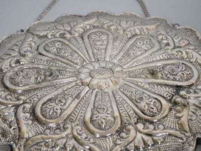 INDE
Petit miroir de forme ovale à contours...