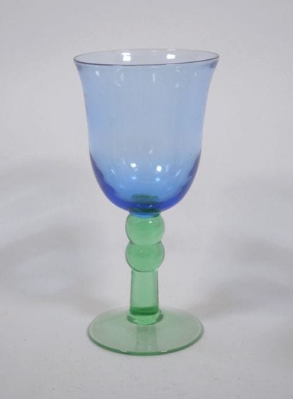 Suite de neuf verres bicolores en verre,...