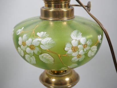 Lampe à pétrole, le fût en laiton doré en...