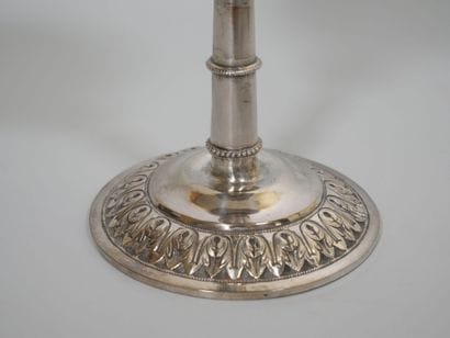 Paire de flambeaux en argent, la base à décor...