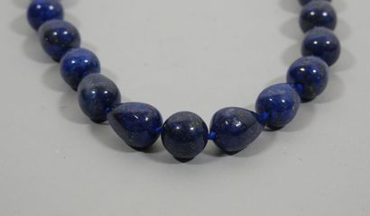 Collier en perles de lapis-lazuli taille...