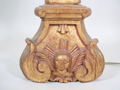 Pique-cierge en bois doré et sculpté, le...