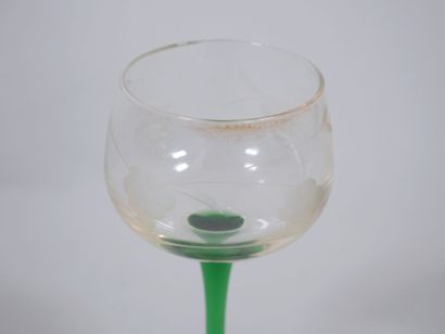 Suite de onze verres à vin d'Alsace en verre,...