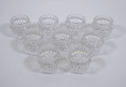Suite de neuf verres à liqueur en verre moulé...