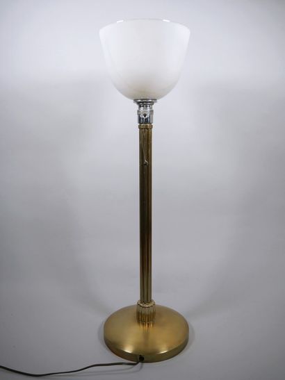 Lampe à poser en laiton doré, le fût en forme...