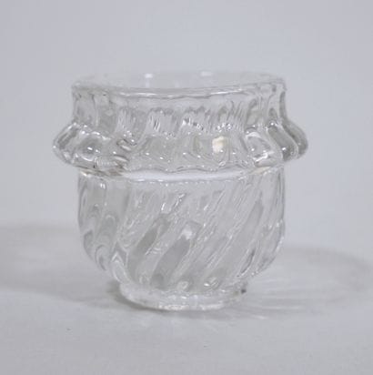 Suite de neuf verres à liqueur en verre moulé...