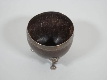 Coupe tripode forme d'une demi noix de coco,...