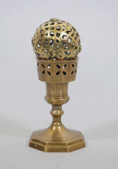 Petit brûle-parfum en bronze doré composé...