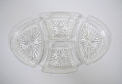 Présentoir en métal doré en forme de panier...