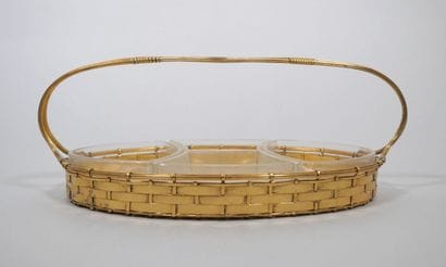 Présentoir en métal doré en forme de panier...