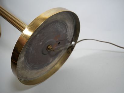 Lampe à poser en laiton doré, le fût en forme...