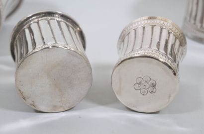 Ensemble comprenant six timbales de forme...