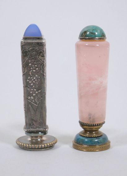 Ensemble comprenant :
- Un cachet en quartz...
