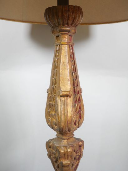 Pique-cierge en bois doré et sculpté, le...