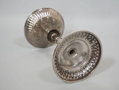 Paire de flambeaux en argent, la base à décor...