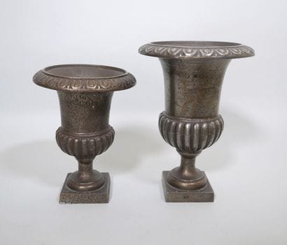 Suite de deux vases Médicis en fonte, la...