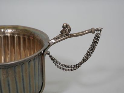 INDE
Tasse sur piédouche en argent, la panse...