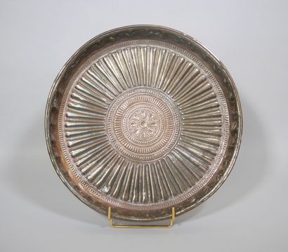 Plat de forme circulaire en argent à décor...