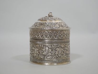 INDE
Boîte couverte de forme cylindrique...
