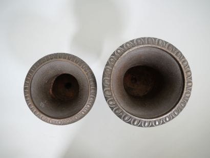 Suite de deux vases Médicis en fonte, la...