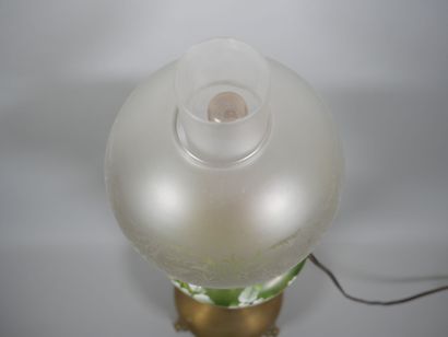 Lampe à pétrole, le fût en laiton doré en...
