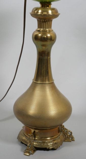 Lampe à pétrole, le fût en laiton doré en...