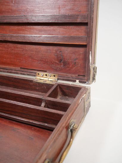 Grand coffret en acajou ou palissandre, la...