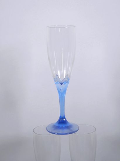 Suite de douze flûtes à champagne en verre,...
