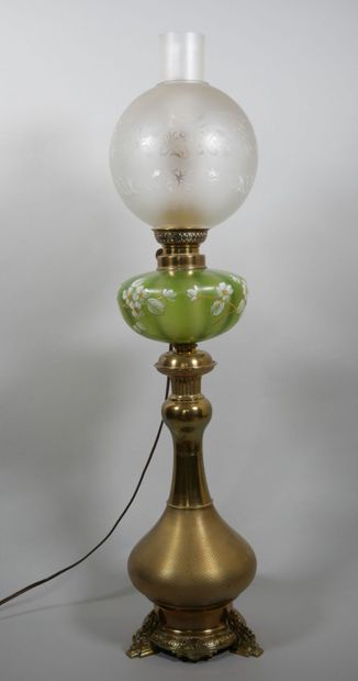 Lampe à pétrole, le fût en laiton doré en...