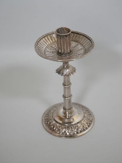 Paire de flambeaux en argent, la base à décor...