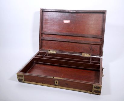 Grand coffret en acajou ou palissandre, la...