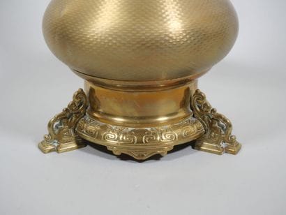 Lampe à pétrole, le fût en laiton doré en...