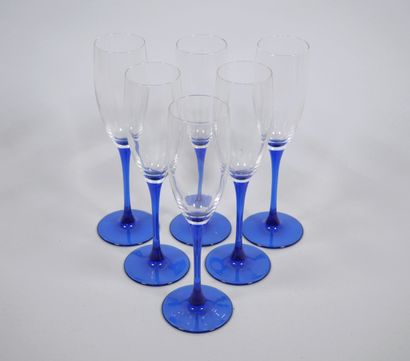 Suite de six flûtes à champagne, la jambe...