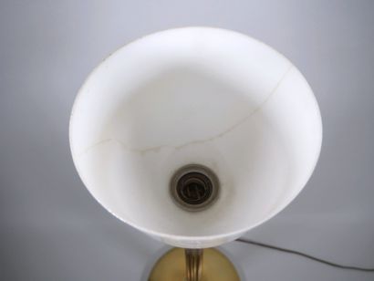Lampe à poser en laiton doré, le fût en forme...