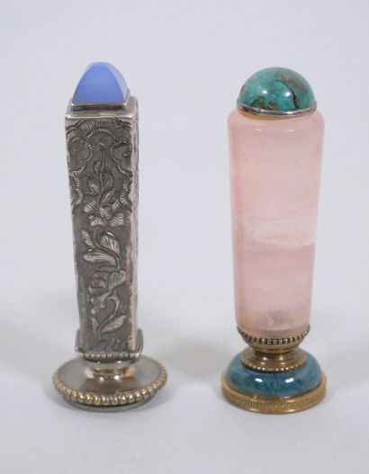 Ensemble comprenant :
- Un cachet en quartz...