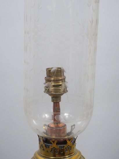 Lampe à pétrole, le fût en porcelaine blanche...