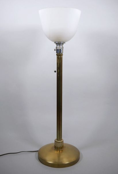 Lampe à poser en laiton doré, le fût en forme...