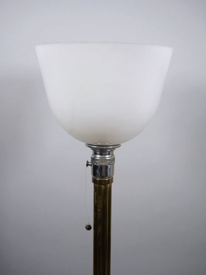 Lampe à poser en laiton doré, le fût en forme...