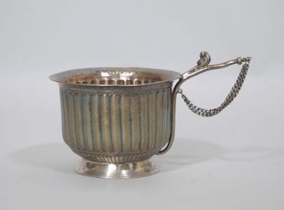 INDE
Tasse sur piédouche en argent, la panse...