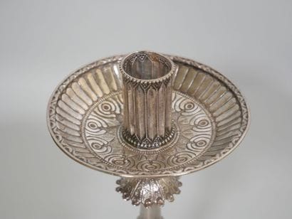 Paire de flambeaux en argent, la base à décor...