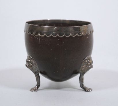 Coupe tripode forme d'une demi noix de coco,...