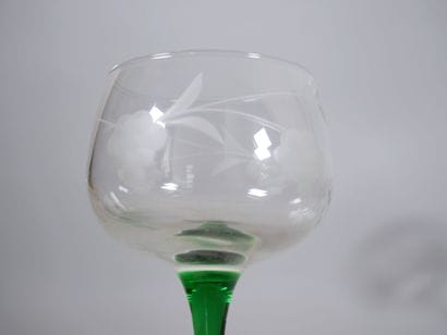 Suite de onze verres à vin d'Alsace en verre,...