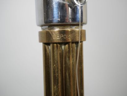 Lampe à poser en laiton doré, le fût en forme...