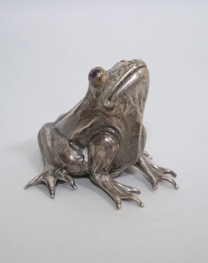 Sujet en métal argenté figurant une grenouille...