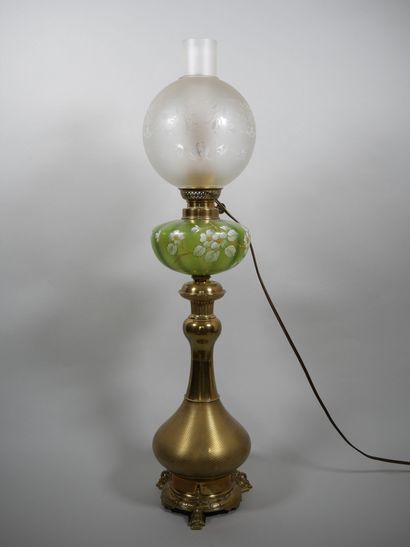 Lampe à pétrole, le fût en laiton doré en...