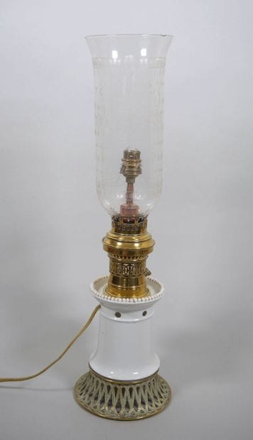 Lampe à pétrole, le fût en porcelaine blanche...